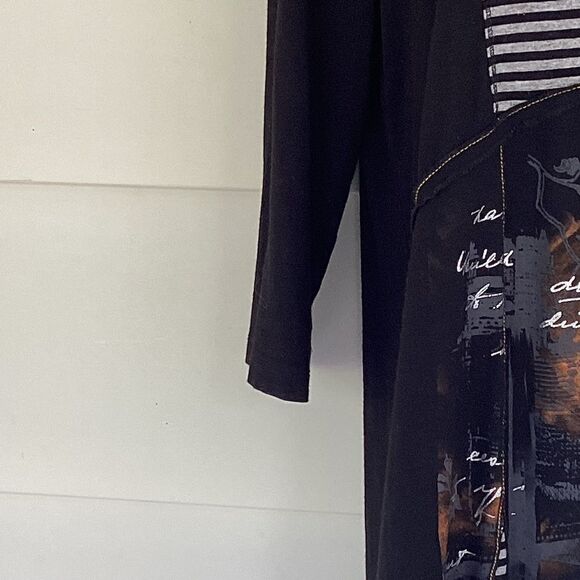 Canda tunic top letter graphic script medium.  0274 - Picture 3 of 10